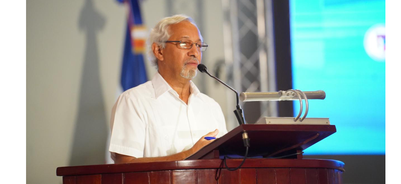  imagen Ministro de Educaci&oacute;n, &Aacute;ngel Hern&aacute;ndez en la mesa de honor con otras autoridades del &aacute;rea de educaci&oacute;n.&nbsp; 