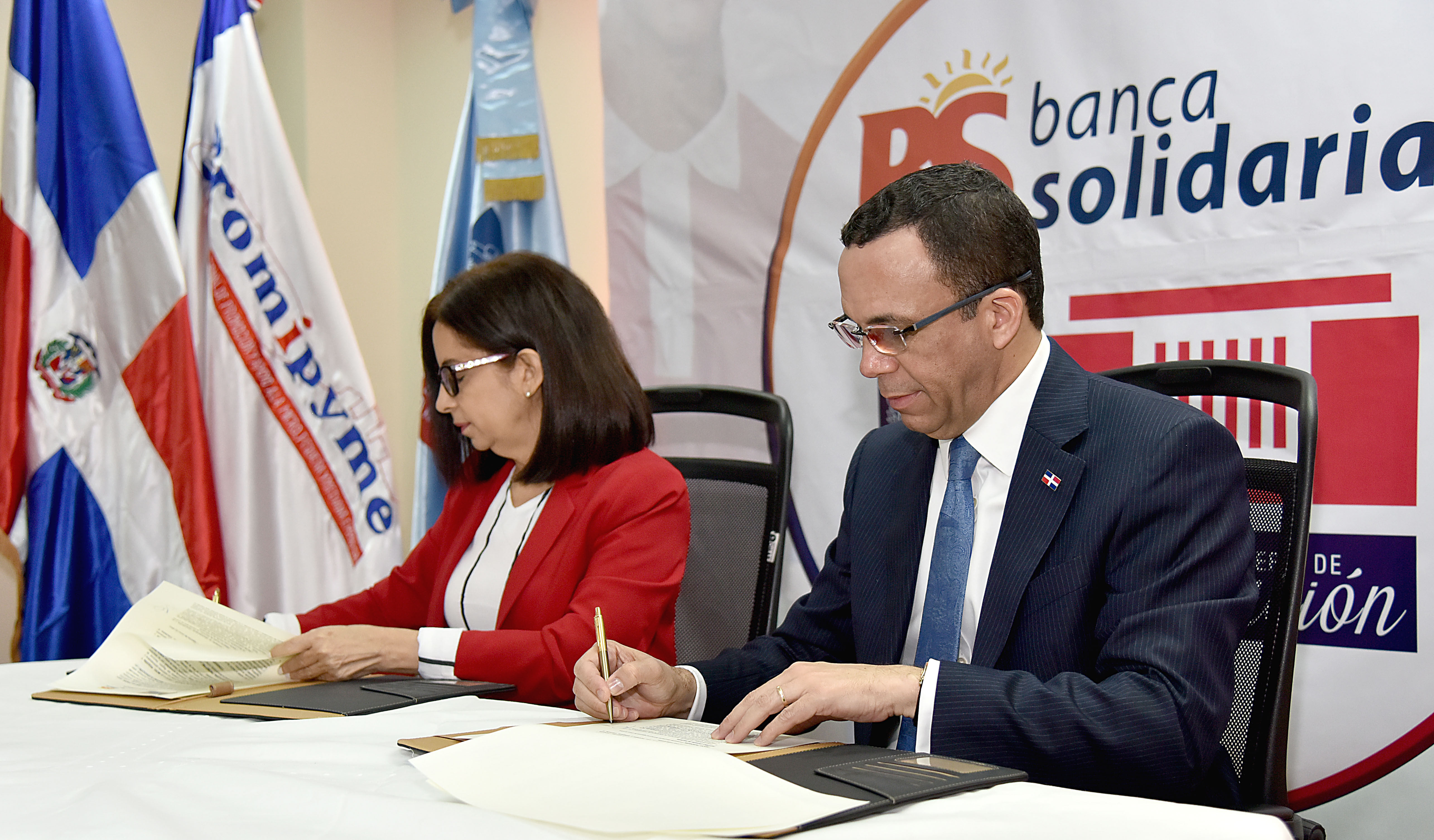  imagen Ministro Andr&eacute;s Navarro&nbsp;y directora de Banca, Solidaria&nbsp;Maira Jim&eacute;nez P&eacute;rez sentados firmando acuerdo interinstitucional&nbsp; 