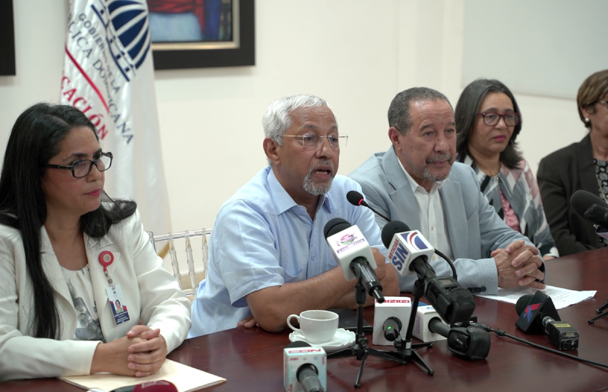  imagen Ministro de Educaci&oacute;n, &Aacute;ngel Hern&aacute;ndez junto a Oscar Amarg&oacute;s, viceministro de Supervisi&oacute;n y Control de la Calidad del Minerd y Yanile Valenzuela, directora general de la Evaluaci&oacute;n de la Calidad del Minerd. 