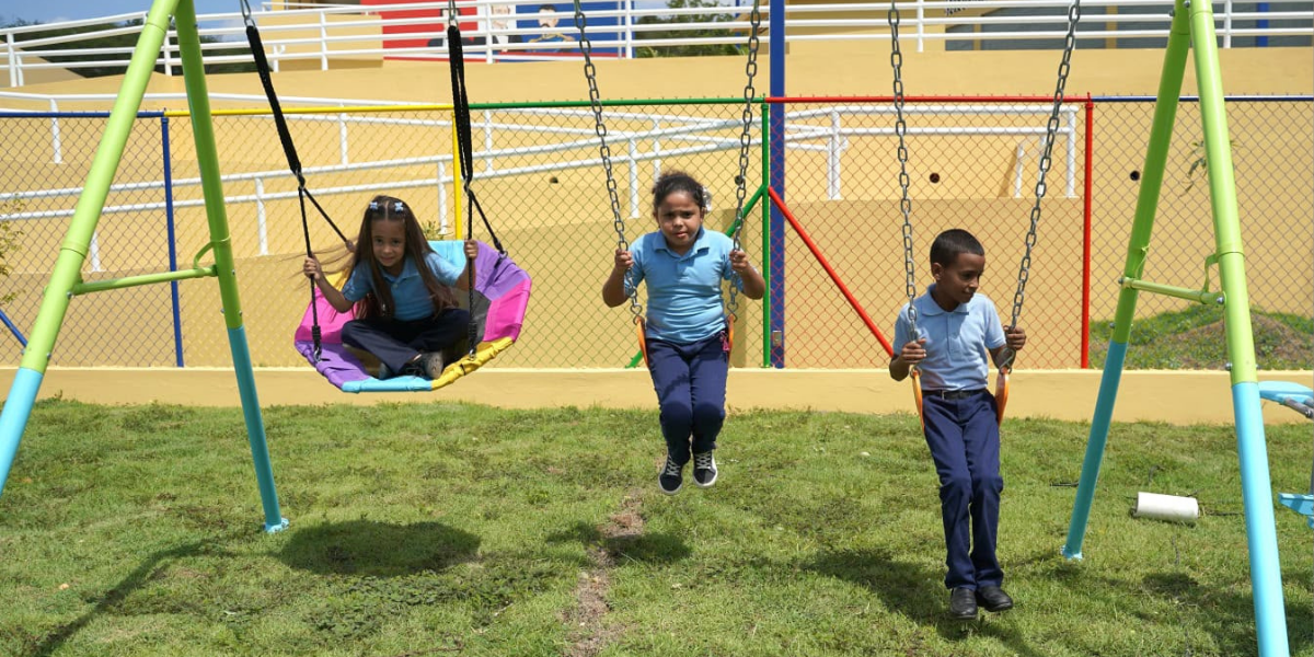  imagen Presidente Luis Abinader corta cinta que deja oficialmenre inaugurada la Escuela B&aacute;sica Jos&eacute; Valent&iacute;n P&eacute;rez Castro, en La Noriega, Santiago 