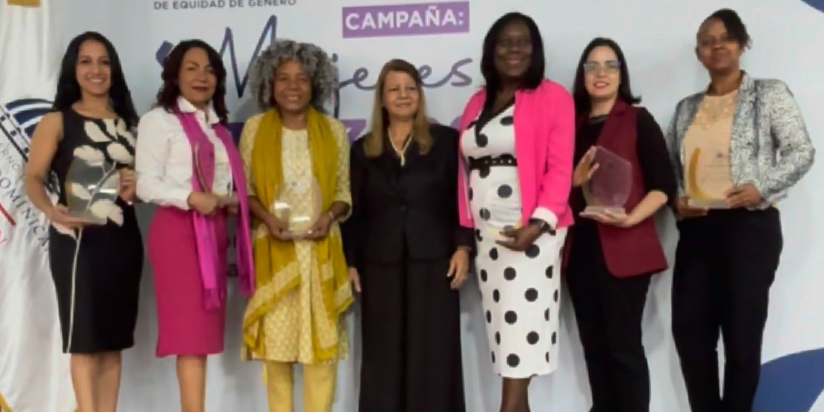  imagen &nbsp;directora de Educaci&oacute;n Especial, Luc&iacute;a V&aacute;squez Esp&iacute;nola junto a demas mujeres&nbsp; 