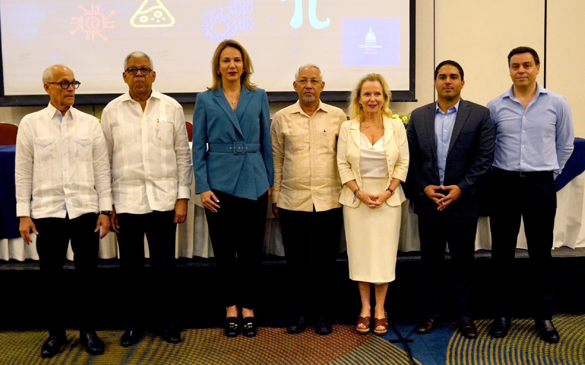  imagen Ministro de Educaci&oacute;n, &Aacute;ngel Hern&aacute;ndez junto a Anne Lemaistre, directora regional de la UNESCO para Rep&uacute;blica Dominicana, Milagros Germ&aacute;n, ministra de Cultura; Andr&eacute;s L. Mateo, embajador y delegado permanente en el pa&iacute;s ante el organismo; Rub&eacute;n Sili&eacute;, embajador y viceministro de Relaciones Exteriores para Asuntos de Pol&iacute;tica Exterior Multilateral,&nbsp; Jes&uacute;s Paniagua, secretario general de la Comisi&oacute;n Nacional Dominicana para la UNESCO. 