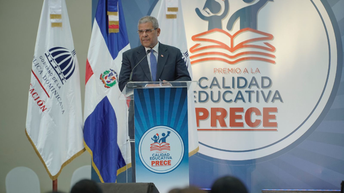  imagen La vicepresidenta de la Rep&uacute;blica Dominicana, Raquel Pe&ntilde;a&nbsp; junto a los ministros de Educaci&oacute;n, &Aacute;ngel Hern&aacute;ndez, y de Administraci&oacute;n P&uacute;blica, Dar&iacute;o Castillo Lugo. 