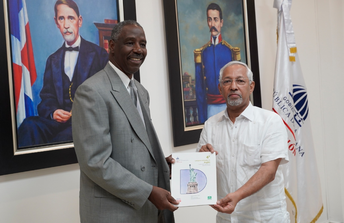  imagen Ministro de Educaci&oacute;n, &Aacute;ngel Hern&aacute;ndez junto al encargado de negocios de la Embajada de Estados Unidos, Isiah Parnell. 