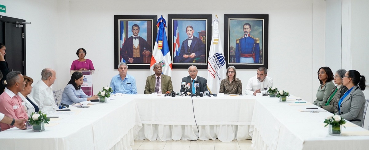  imagen Viceministro de Acreditaci&oacute;n y Certificaci&oacute;n Docente del MINERD, Francisco D&rsquo;&Oacute;leo&nbsp;sentando en el&nbsp;Sal&oacute;n Ercilia&nbsp;Pep&iacute;n junto a dem&aacute;s entidades del Minerd&nbsp; 