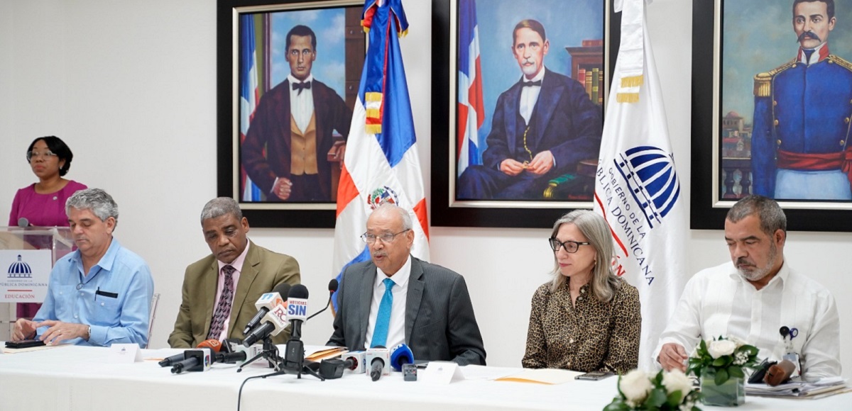  imagen Viceministro de Acreditaci&oacute;n y Certificaci&oacute;n Docente del MINERD, Francisco D&rsquo;&Oacute;leo&nbsp;sentando en el&nbsp;Sal&oacute;n Ercilia&nbsp;Pep&iacute;n junto a dem&aacute;s entidades del Minerd&nbsp; 