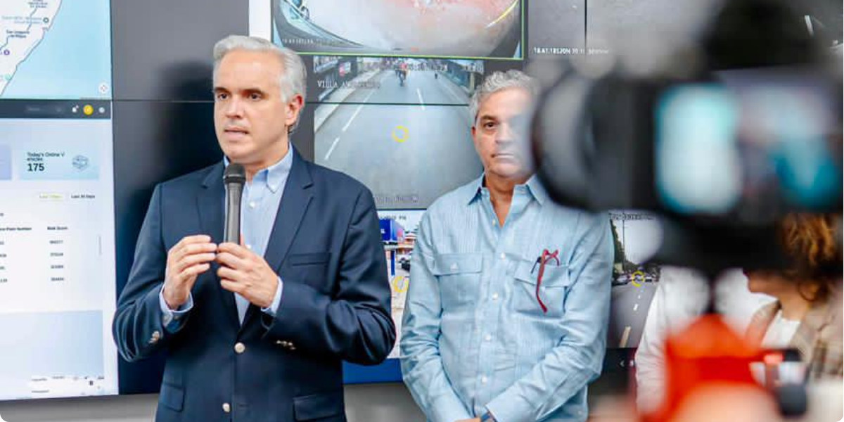  imagen Ministro De Camps, junto a otros personalidades durante su visita al centro. 