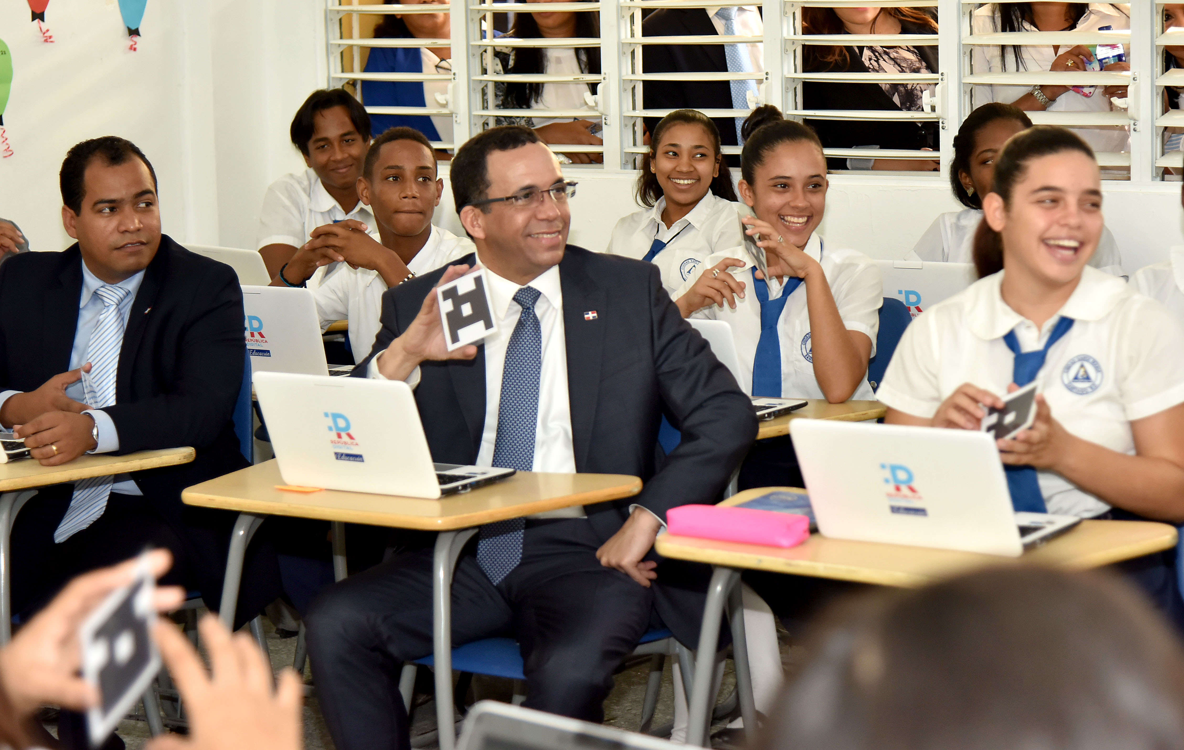  imagen Ministro Andr&eacute;s Navarro de pie junto a estudiantes que recibieron su notebook del programa Rep&ugrave;blica Digital Educaci&ograve;n 
