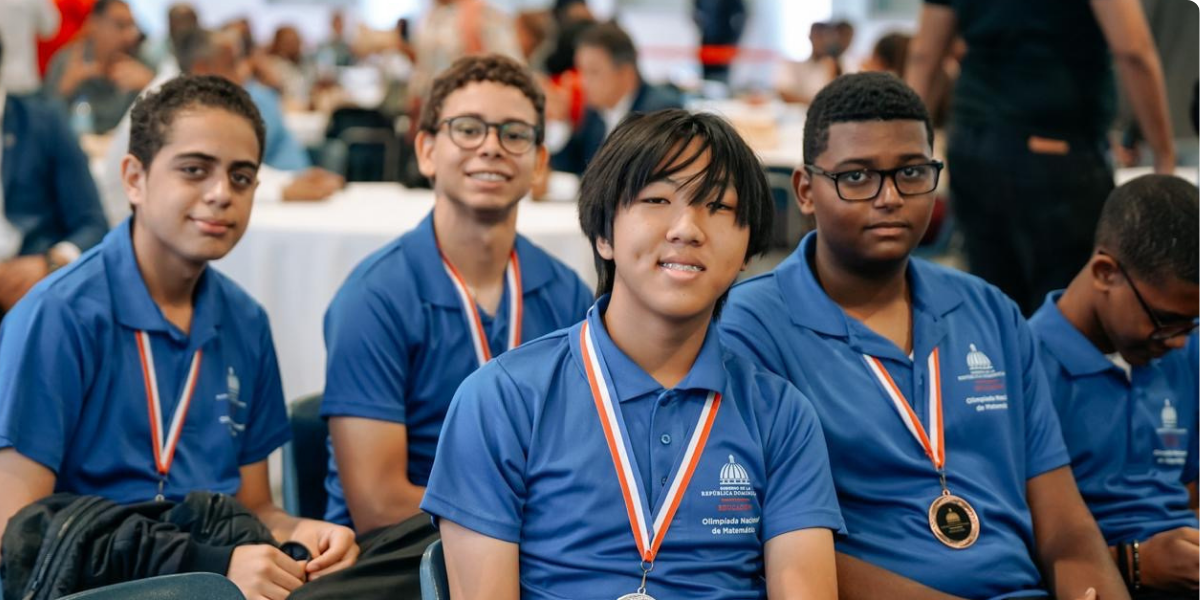  imagen Presidente Luis Abinader con estudiantes&nbsp; 