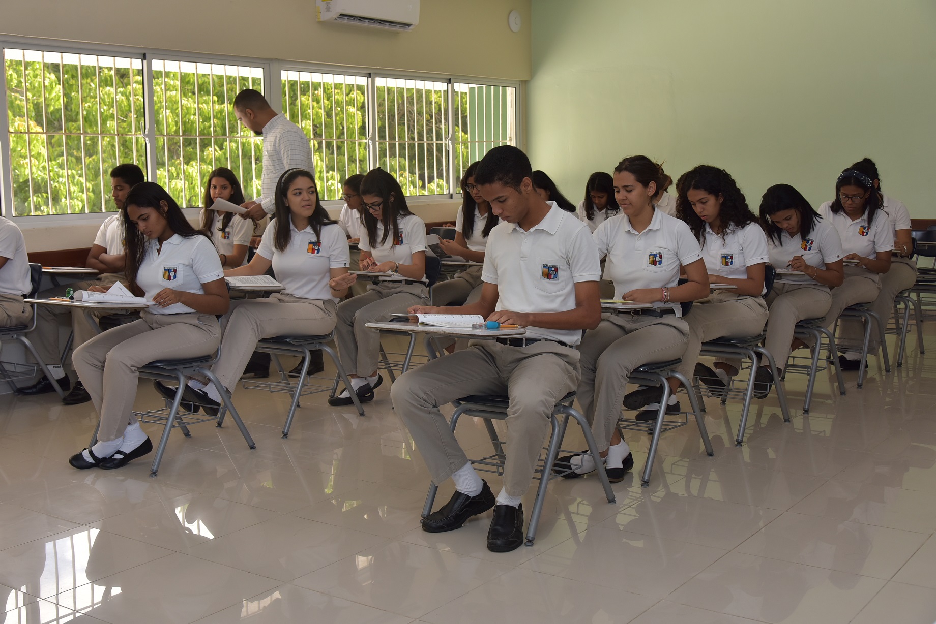  imagen Grupo de estudiantes durante evaluaci&oacute;n de pruebas nacionales. 