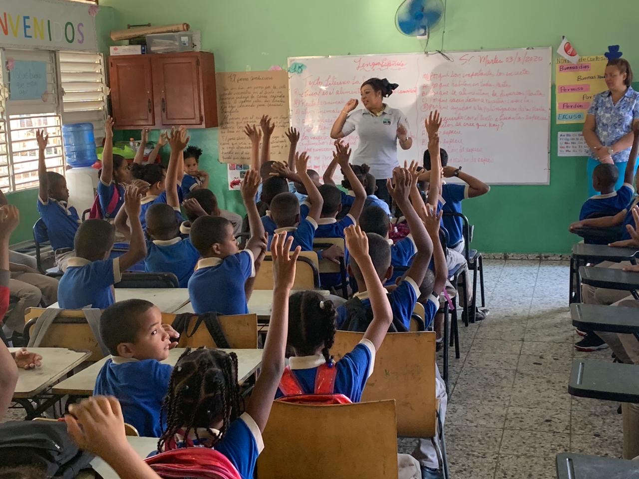  imagen Comunidad educativa de la Escuela Primaria Madre Vieja Sur en esta provincia recibi&oacute; una importante charla sobre "Convivencia Escolar", dirigida por la Polic&iacute;a Comunitaria de la Rep&uacute;blica Dominicana. 