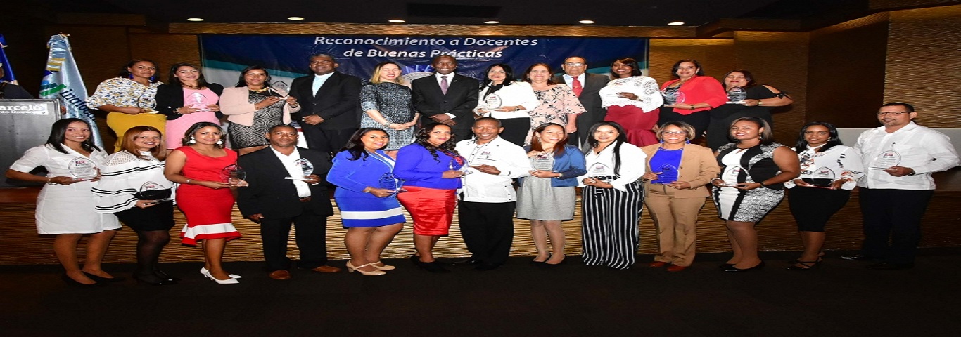  imagen El maestro Andr&eacute;s de las Mercedes otorgando los reconocimientos a los docentes premiados 