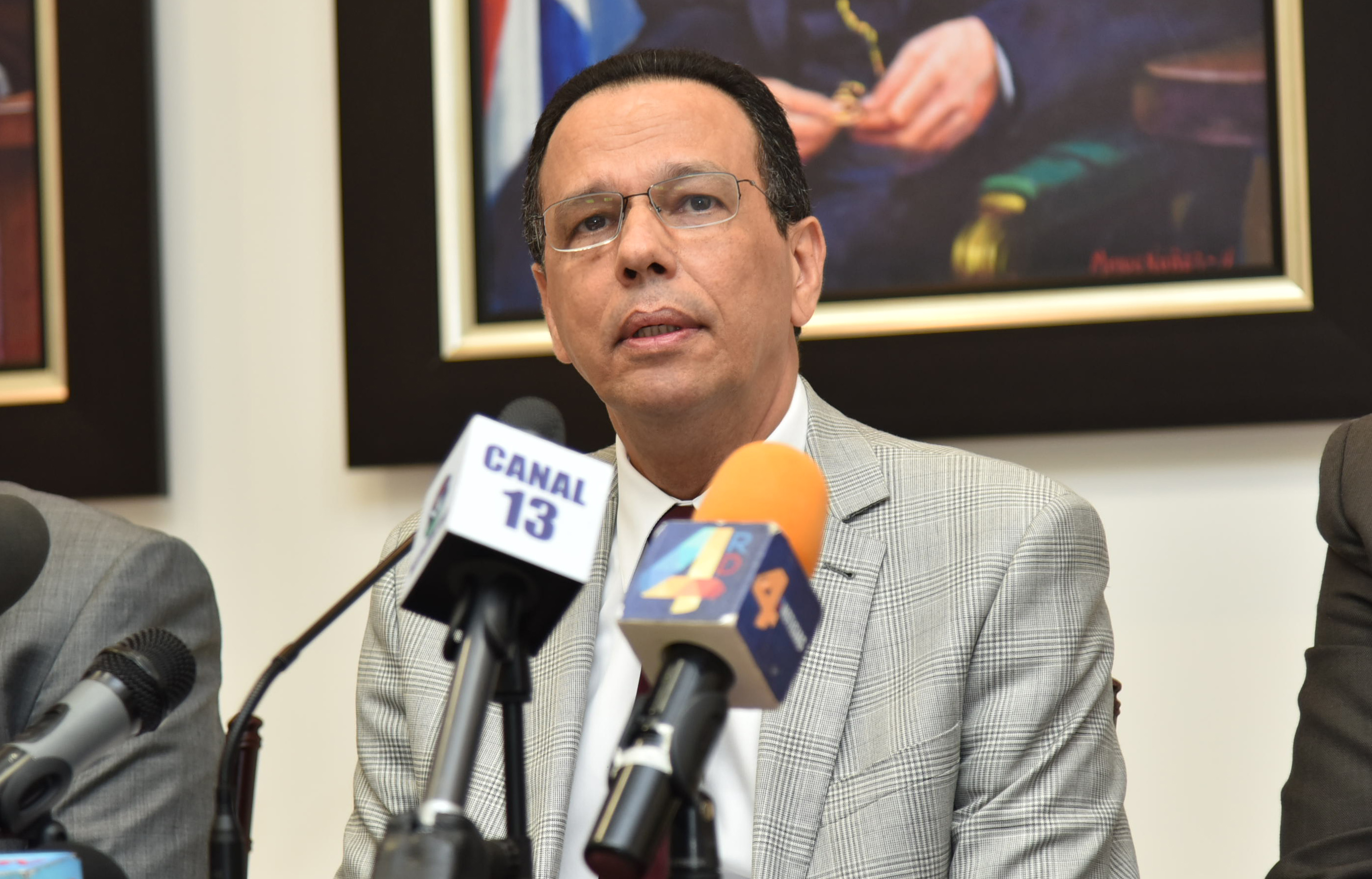  imagen Ministro de educaci&oacute;n sentado en mesa junto a Danilo D&iacute;az y Mej&iacute;a Oviedo durante rueda de prensa. 