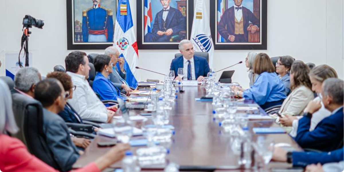  imagen Ministro Luis Miguel De Camps sentando en el salon Ercilia Pepin con la Comision Especial de Arpetura A&ntilde;o Escolar&nbsp; 