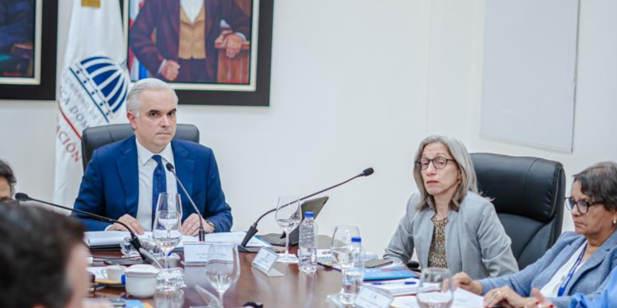  imagen Ministro Luis Miguel De Camps sentando en el salon Ercilia Pepin con la Comision Especial de Arpetura A&ntilde;o Escolar&nbsp; 
