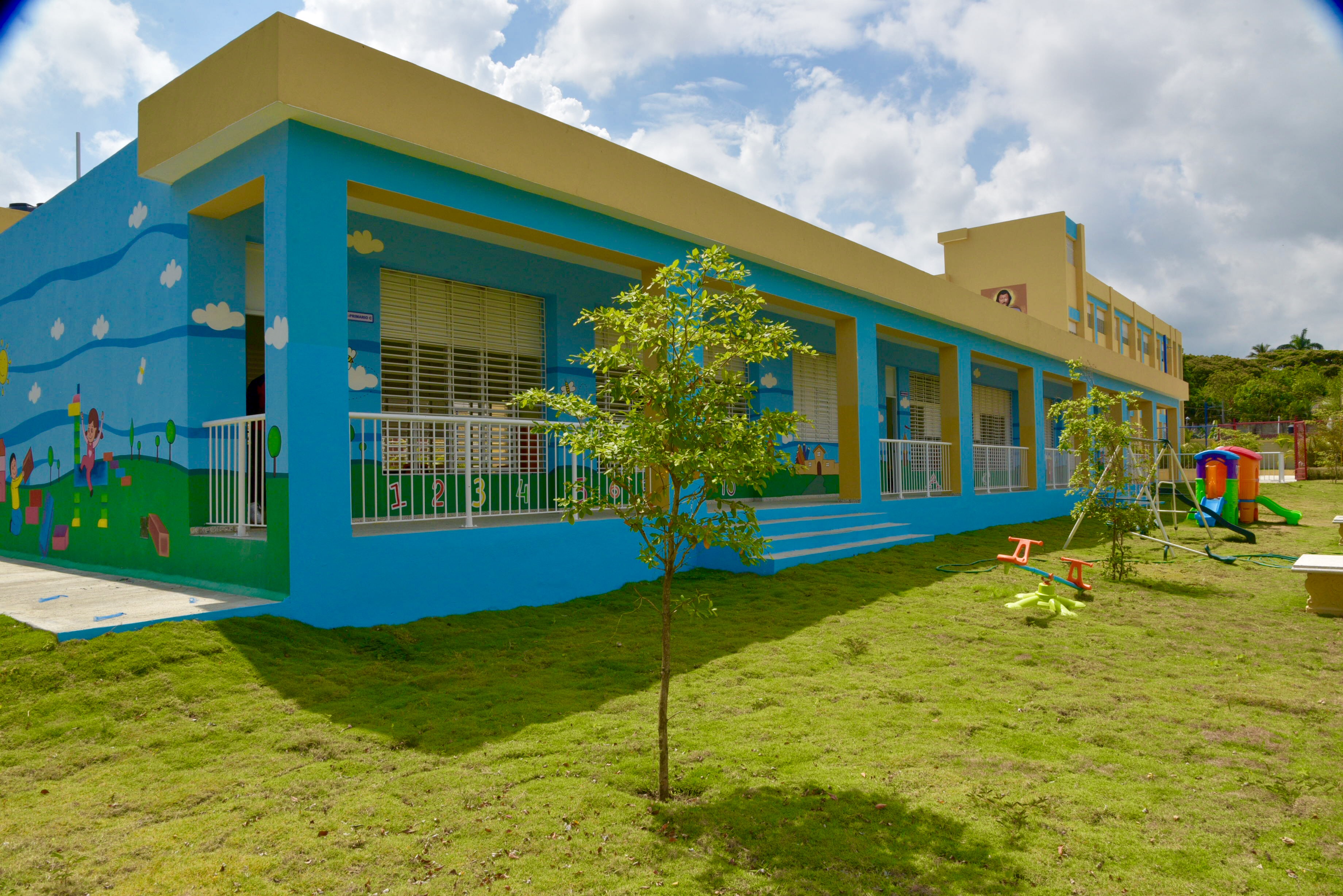  imagen Presidente Danilo Medina junto a Ministro Antonio Pe&ntilde;a Mirabal y demas autoridades educativas cortando cinta en&nbsp; acto inaugural en Pedro Brand 