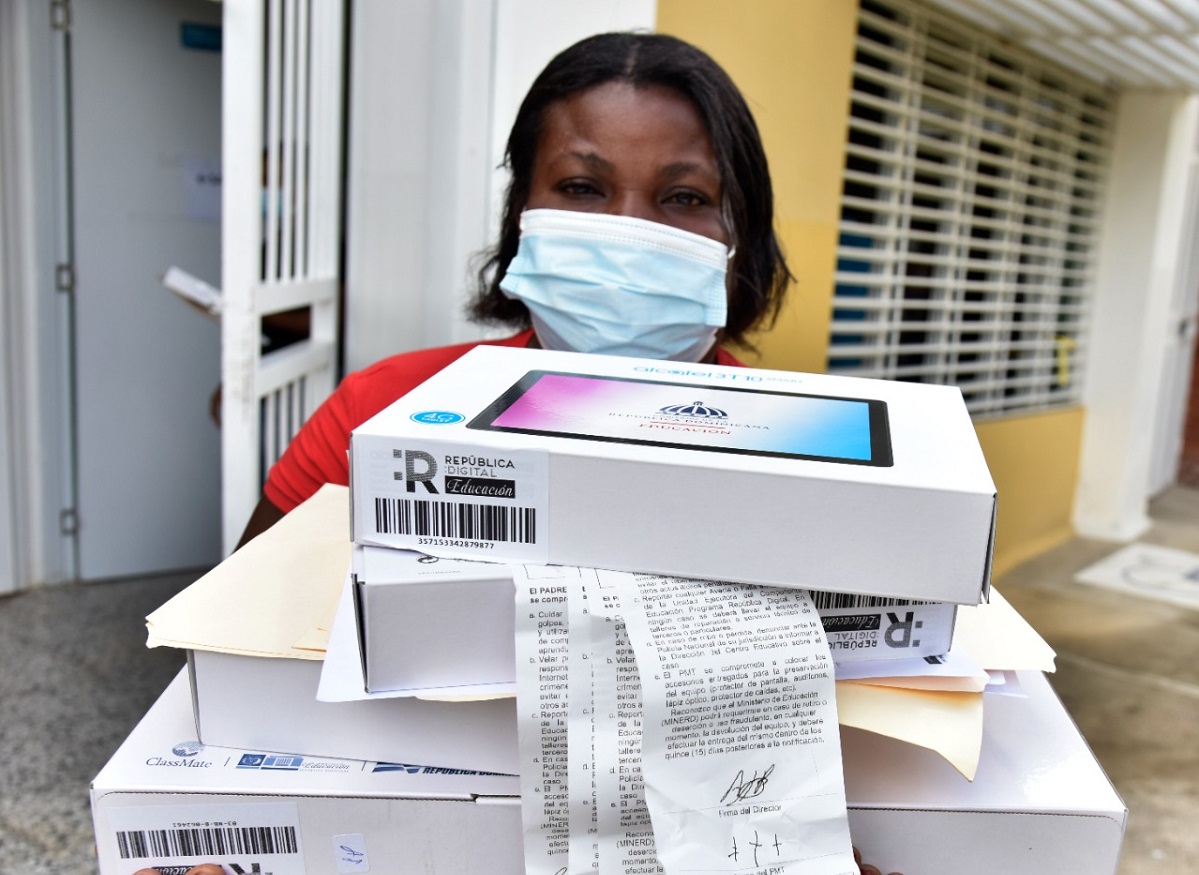  imagen El ministerio de Educaci&oacute;n inici&oacute;&nbsp;entregando de 17,873 equipos tecnol&oacute;gicos a estudiantes de tres Distritos educativos de Saman&aacute; correspondientes a la Regional 14.
&nbsp; 
