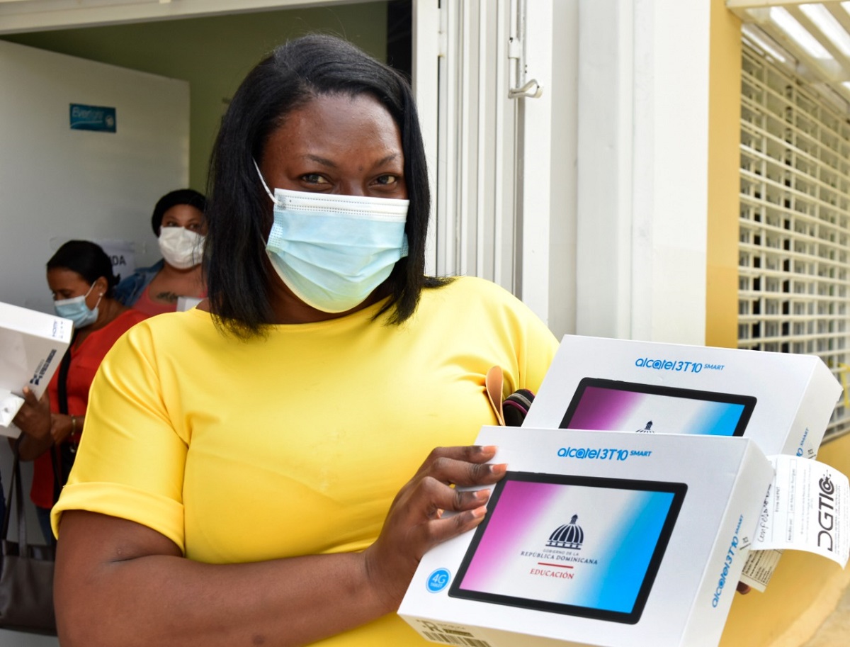  imagen El ministerio de Educaci&oacute;n inici&oacute;&nbsp;entregando de 17,873 equipos tecnol&oacute;gicos a estudiantes de tres Distritos educativos de Saman&aacute; correspondientes a la Regional 14.
&nbsp; 