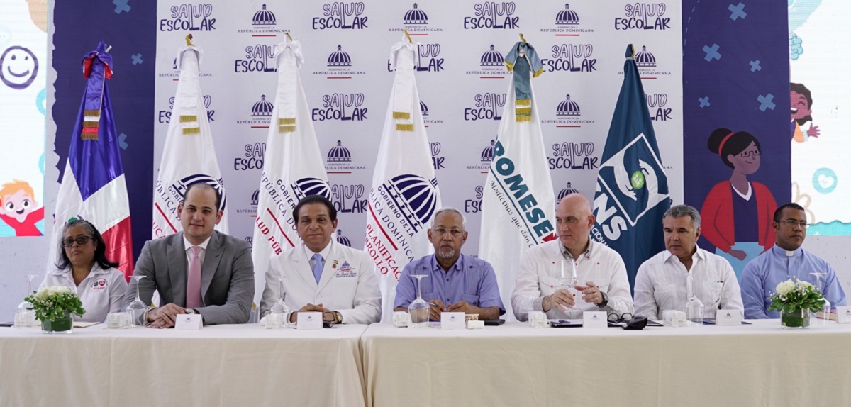  imagen Ministro de&nbsp;Educaci&oacute;n junto a Minisitro de Salud P&uacute;blica&nbsp;sentados en mesa junto a entidades&nbsp;dem&aacute;s 