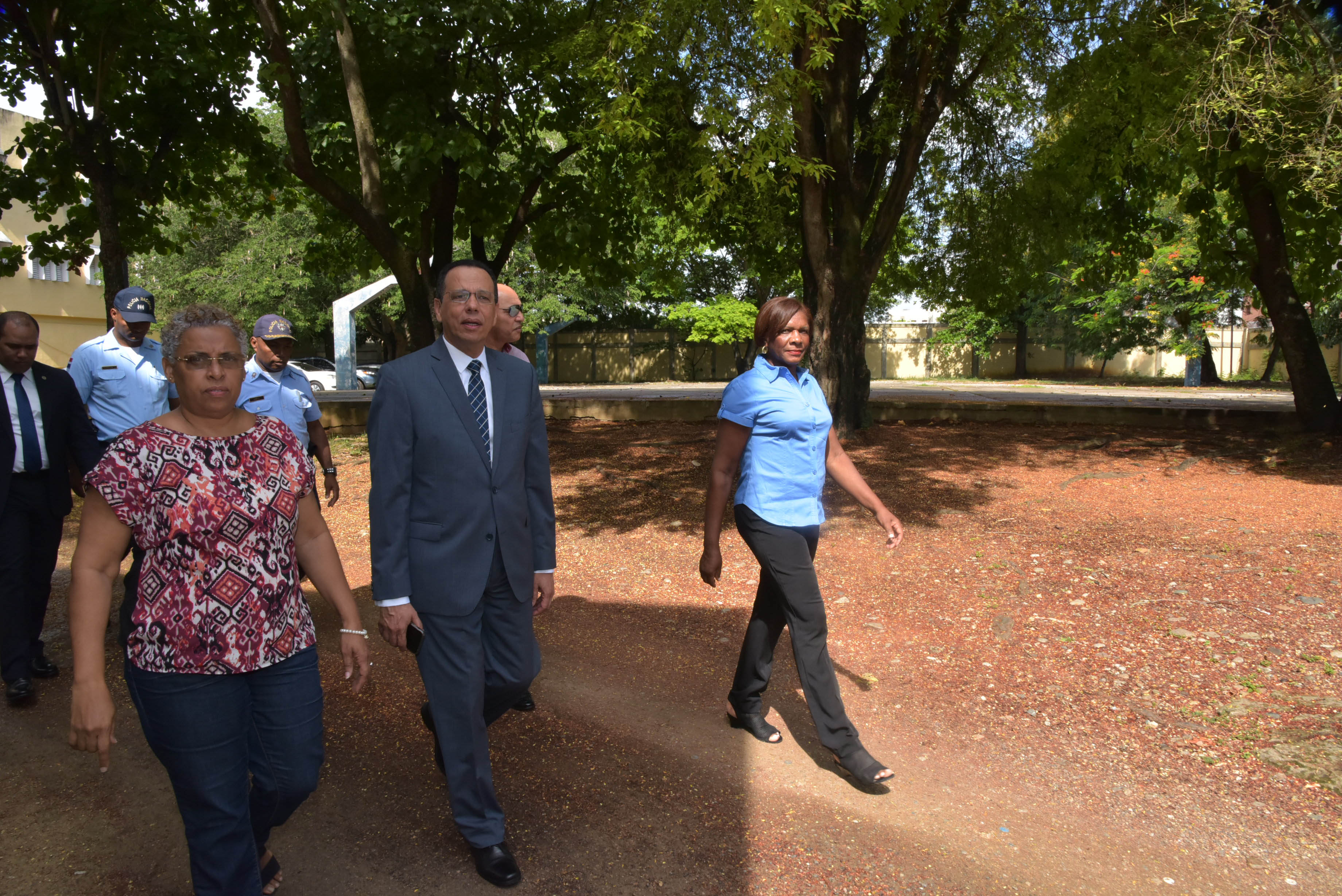  imagen Ministro Pe&ntilde;a Mirabal durante su recorrido por instalaciones de Polit&eacute;cnico. 