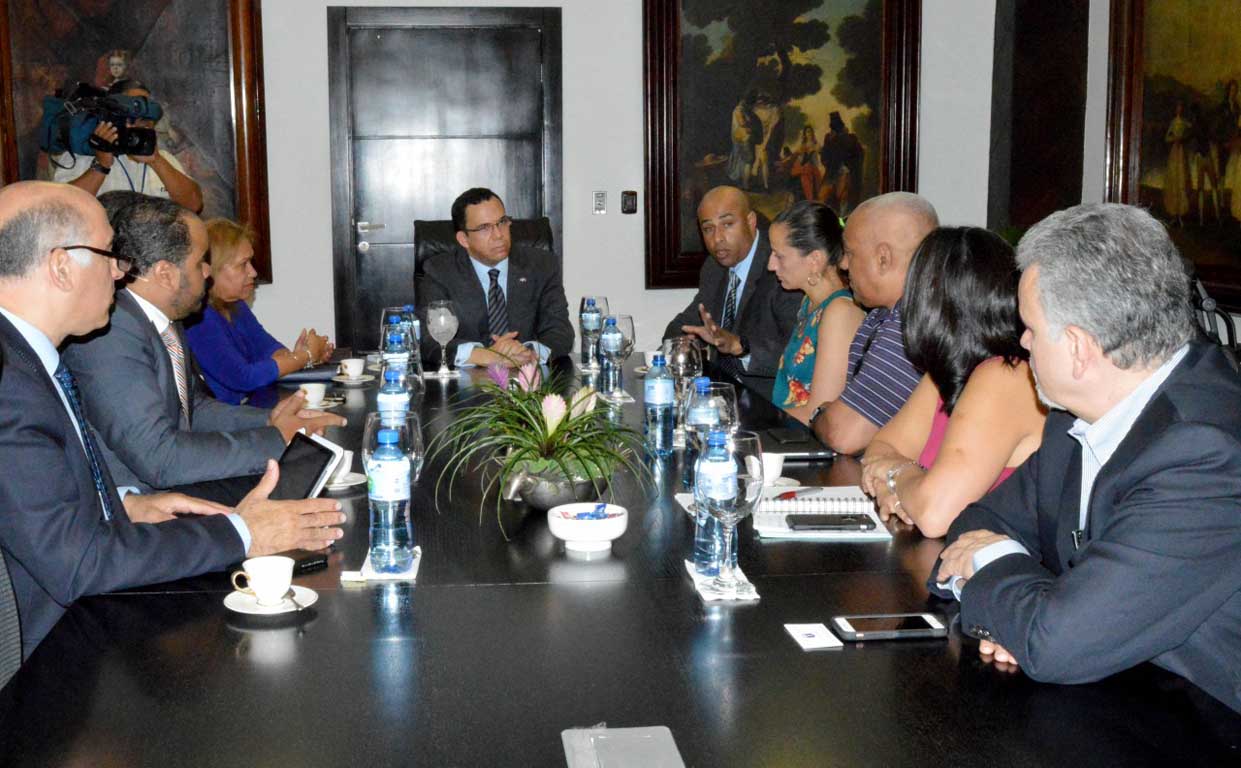  imagen Ministro Andr&eacute;s Navarro a la mesa junto a representantes en el pa&iacute;s de la Asociaci&oacute;n de Jugadores de las Grandes Ligas. 