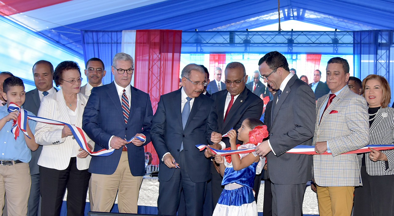  imagen Presidente Danilo Medina junto a Ministro de Educaci&oacute;n y dem&aacute;s autoridades de la mesa principal cortan cinta y dejan inaugurado centro educativo en Monse&ntilde;or Nouel 