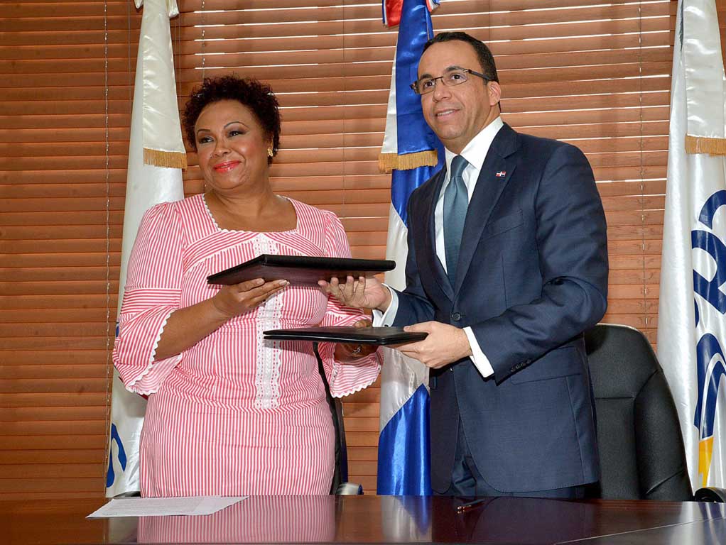  imagen Fotograf&iacute;a Ministro Andr&eacute;s Navarro y directora&nbsp;Thelma Eusebio durante acto. 