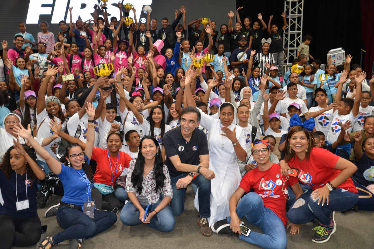  imagen Estudiantes y organizadores del FISRT LEGO 2019 