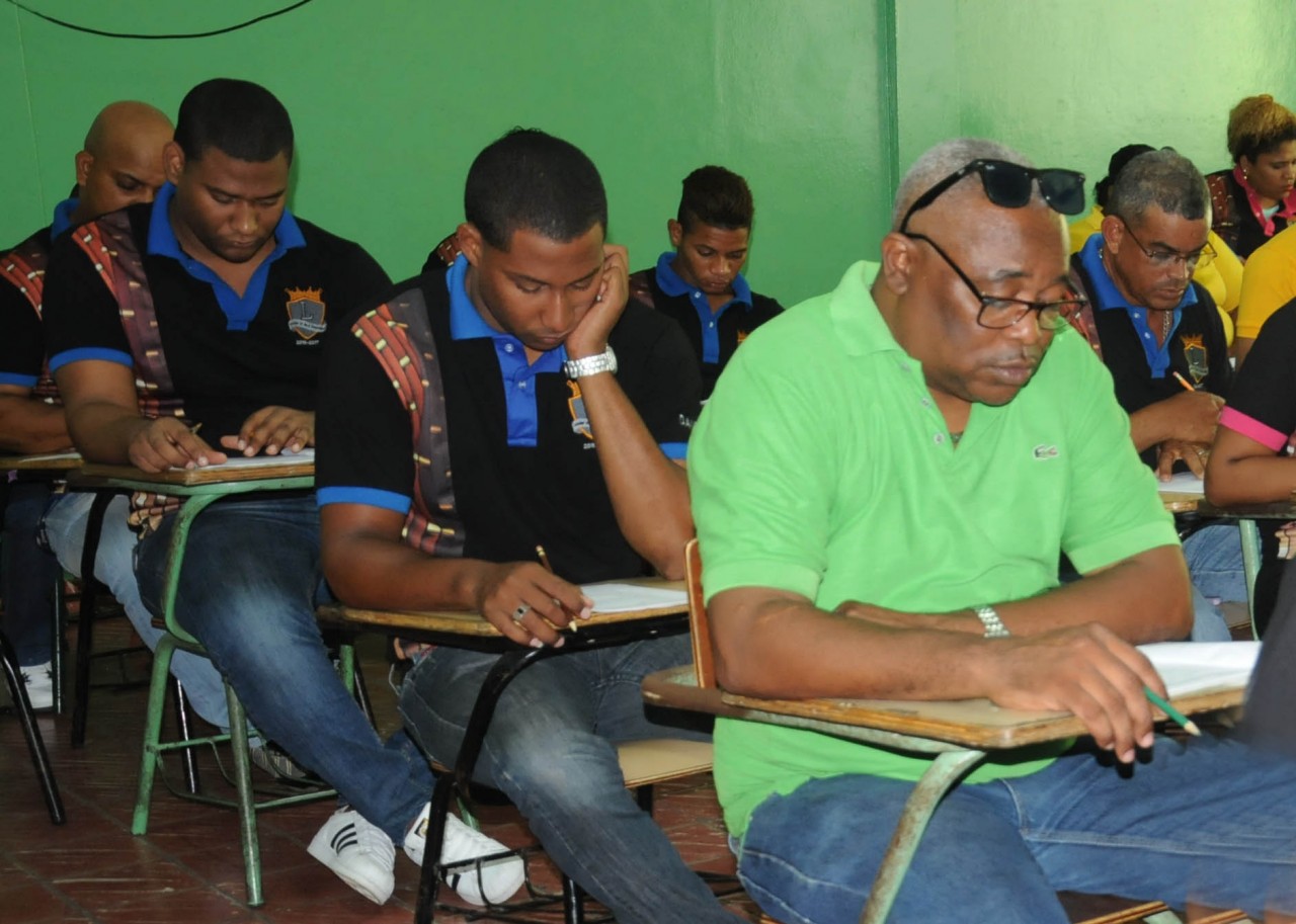  imagen Estudiantes sentados mientras toman pruebas nacionales
&nbsp; 