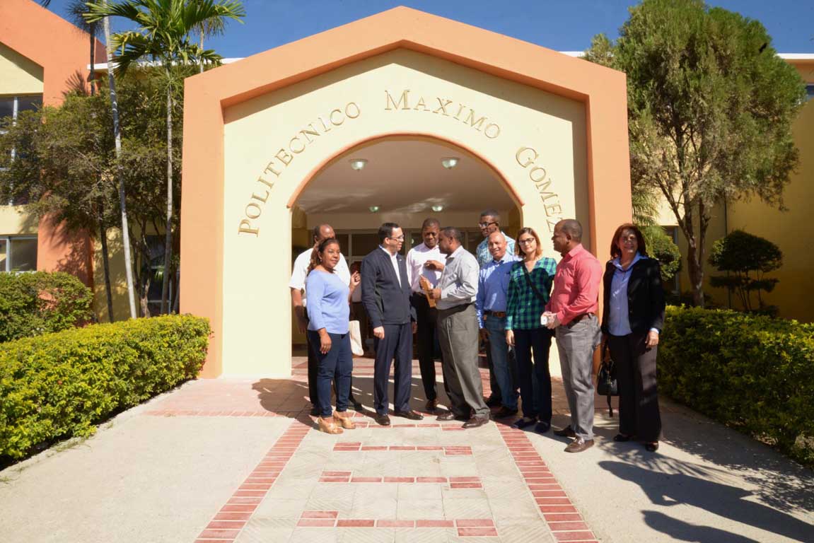 imagen El Ministro Andr&eacute;s Navarro acompa&ntilde;ado de una comitiva frente al Polit&eacute;cnico M&aacute;ximo G&oacute;mez. 