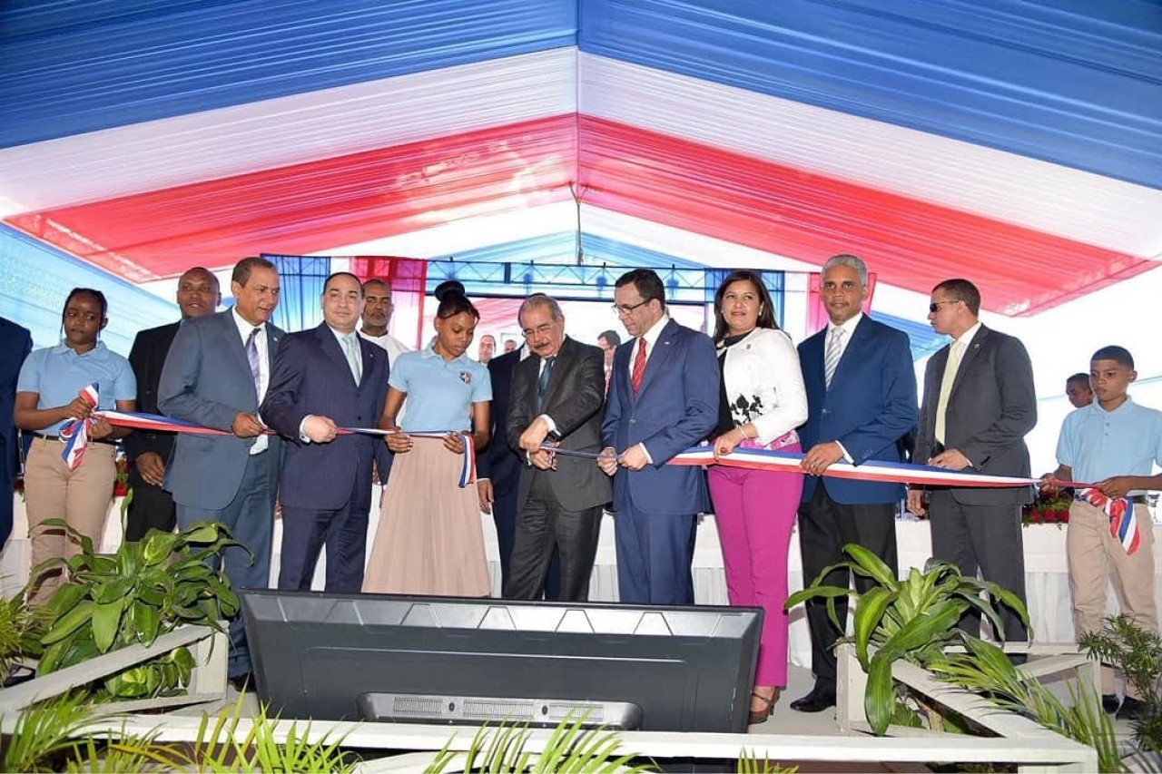  imagen Ministro Andr&eacute;s Navarro y Presidente Danilo Medina junto a autoridades educativas de la Romana cortando cinta dejando inaugurado liceo y dos estancias infantiles 