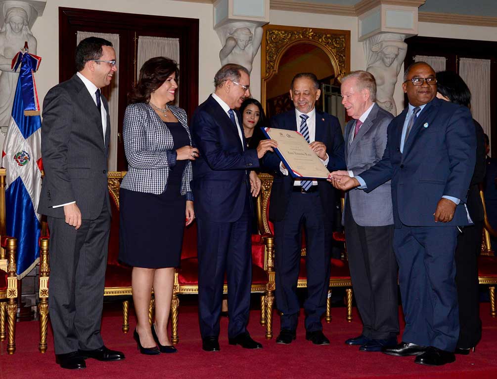 imagen Presidente Danilo Medina entrega Premio Nacional de Periodismo a Huchi Lora 