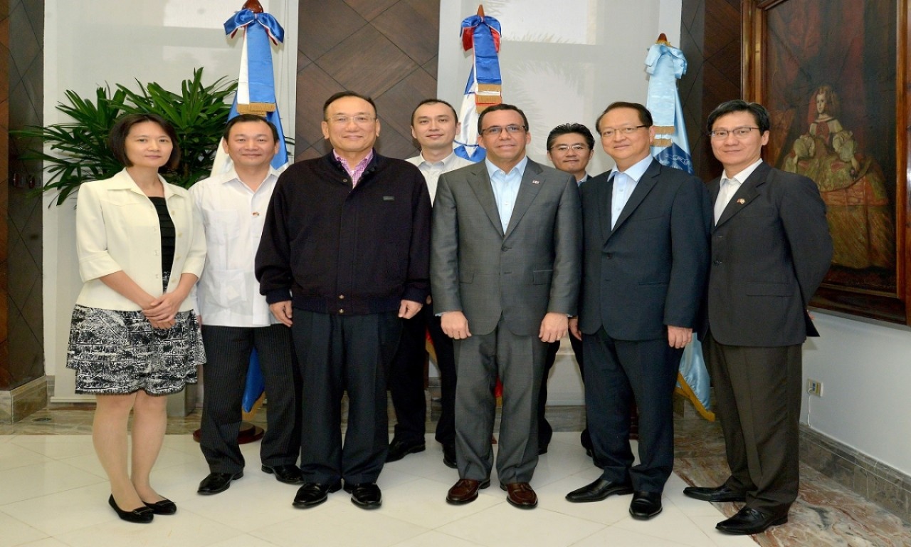  imagen Ministro Andr&eacute;s Navarro junto a vicecanciller y miembros de la comitiva de Taiw&aacute;n. 