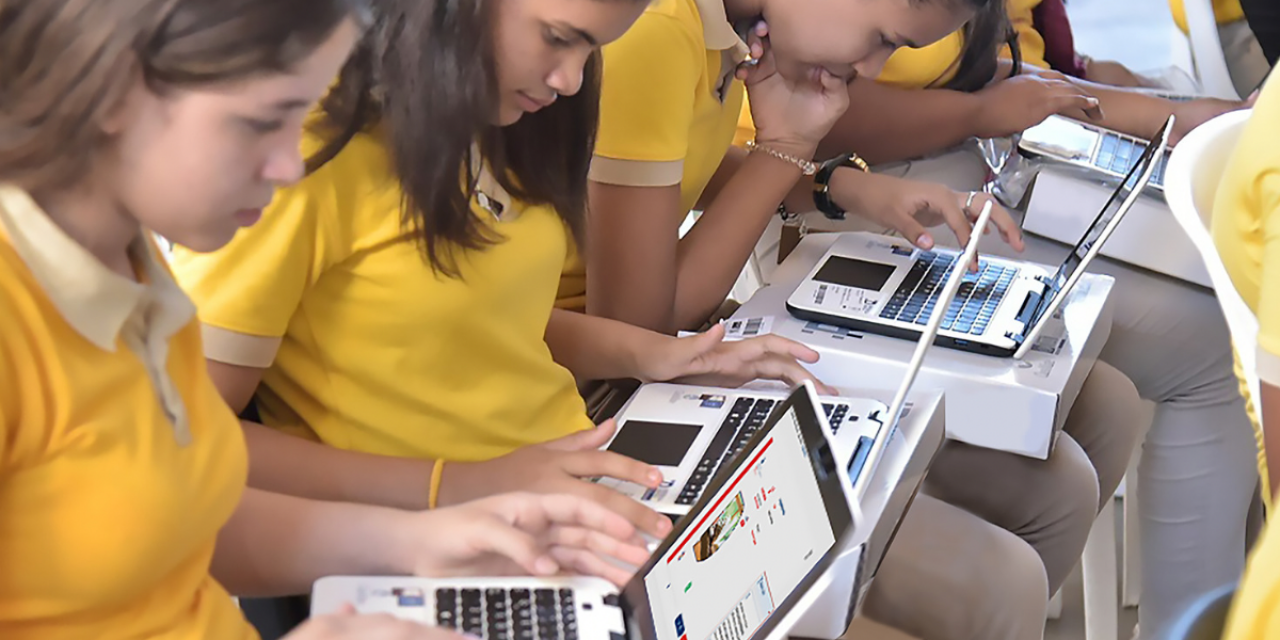  imagen Foto de estudiantes en el aula 