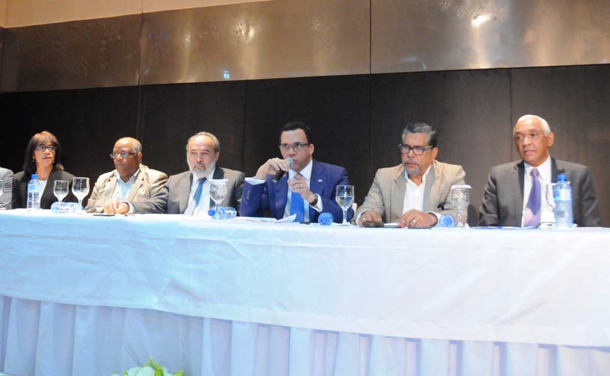  imagen Ministro Andr&eacute;s Navarro a la mesa, a su derecha Francisco Pag&aacute;n, entre otras personalidades. 