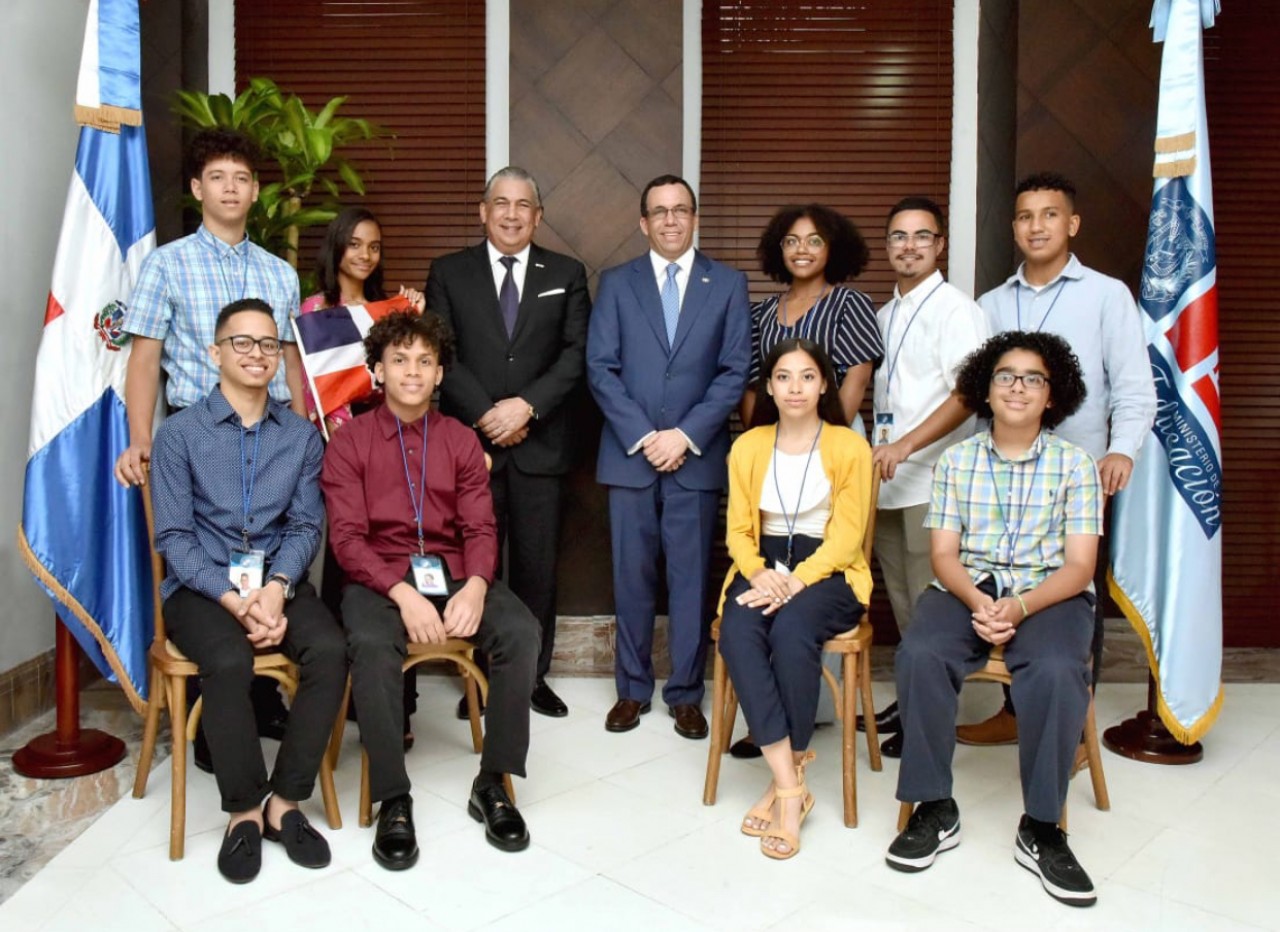  imagen Ministro Andr&eacute;s Navarro de pie junto a estudiantes meritorios sentados en el despacho de la sede central del Ministerio de Educaci&oacute;n&nbsp; 