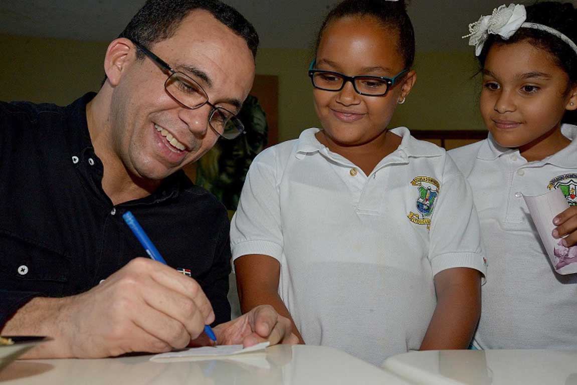  imagen Ministro Andr&eacute;s Navarro acompa&ntilde;ado de dos estudiantes. 