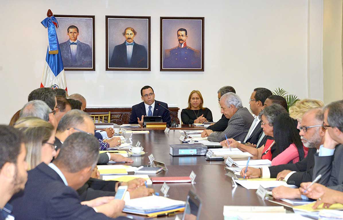  imagen Consejo Nacional de Educaci&oacute;n encabezado por el Ministro de Educaci&oacute;n, Andr&eacute;s Navarro. Sentados en la mesa durante reuni&oacute;n. 