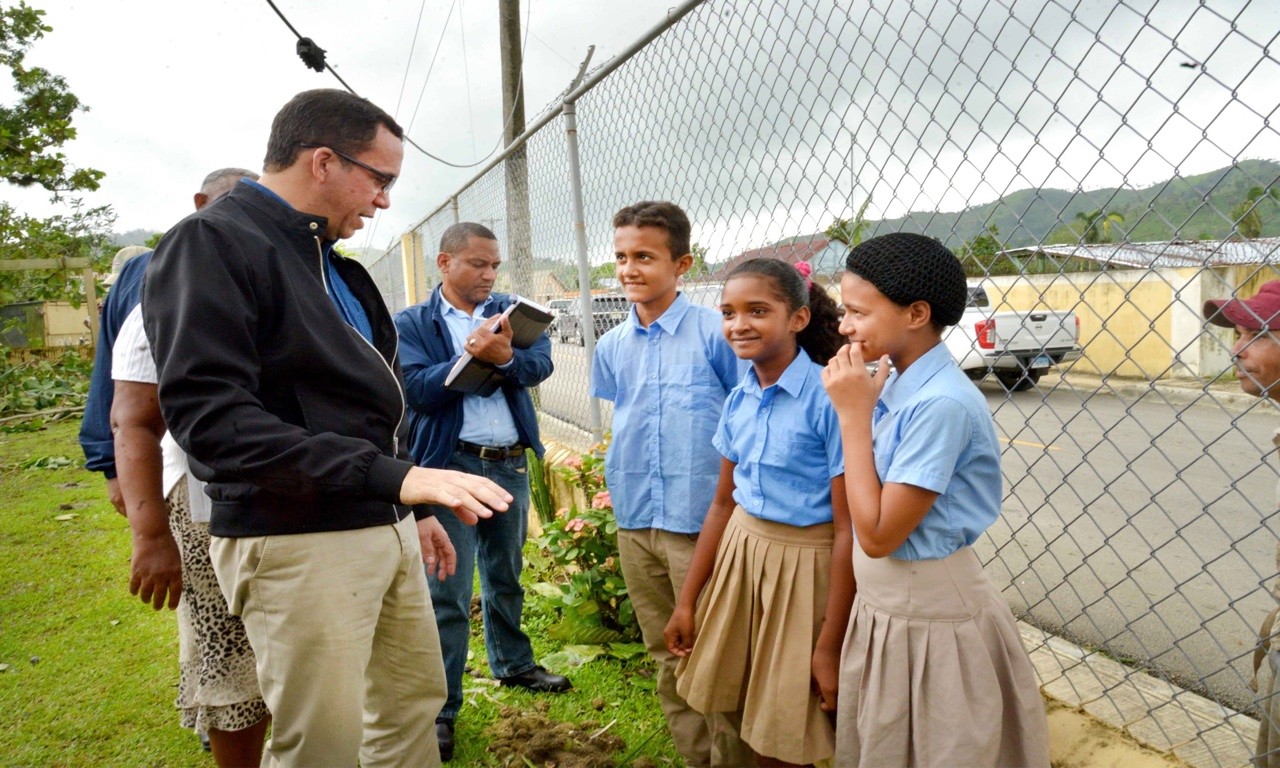  imagen Ministro de Educaci&oacute;n Andr&eacute;s Navarro realizando recorrido 