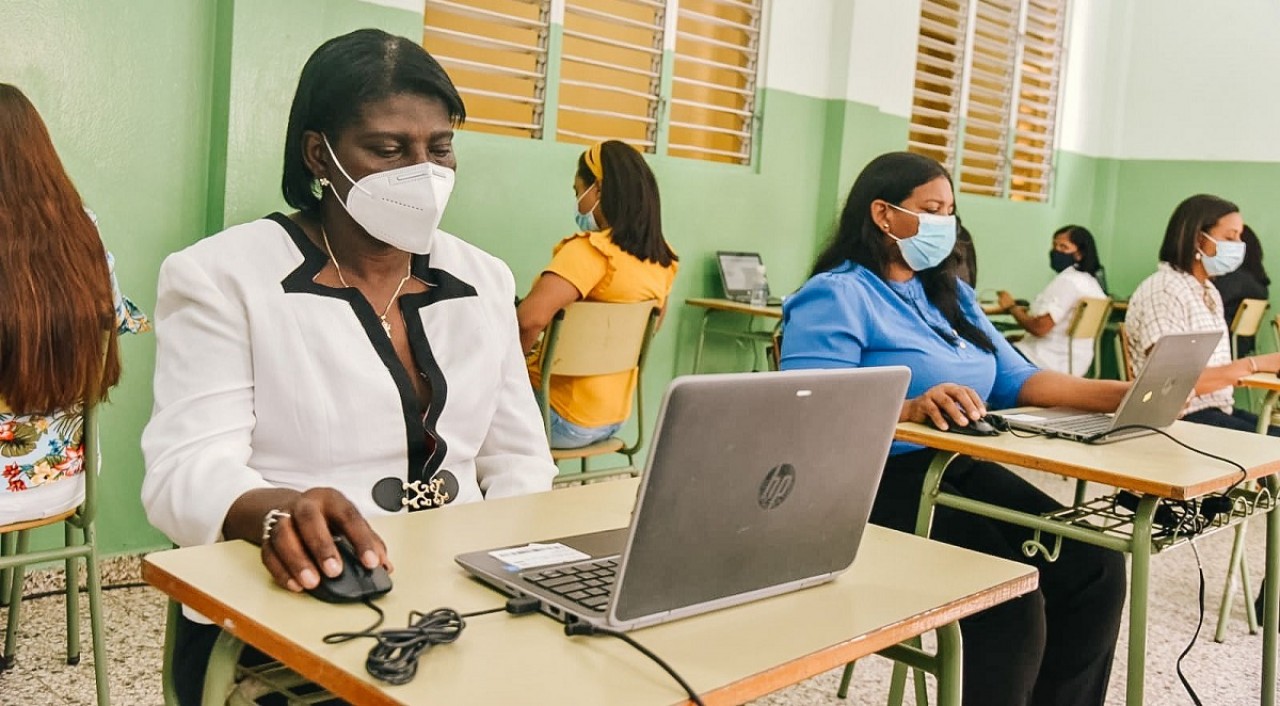  imagen Docentes participando en el concurso 