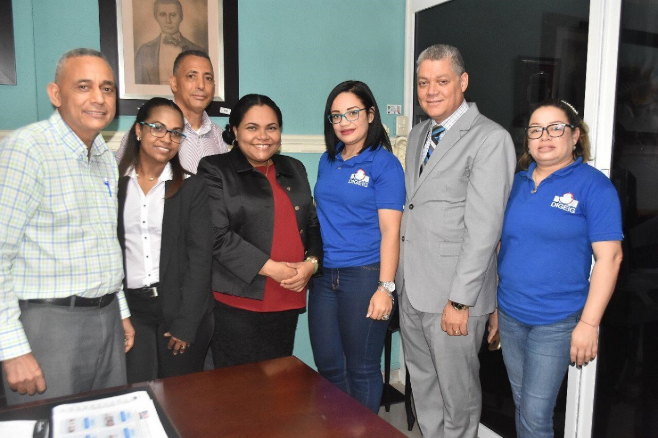  imagen La comisi&oacute;n juramentada en un acto realizado en el sal&oacute;n de actividades de la gobernaci&oacute;n provincial, est&aacute; integrada por Arelis Mart&iacute;nez, del &aacute;rea curricular; Wilfredo Susana, en planificaci&oacute;n, Rafael D&iacute;az Brito, en el rengl&oacute;n pedag&oacute;gico; Daysi Infante, en descentralizaci&oacute;n y gesti&oacute;n, Yudy Reyna, en finanzas. 