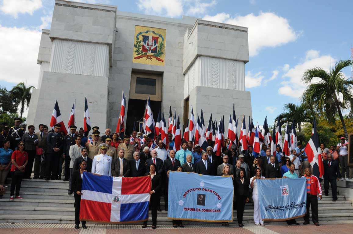  imagen Imagen tomada a los participantes del acto frente al Altar de la Patria. 