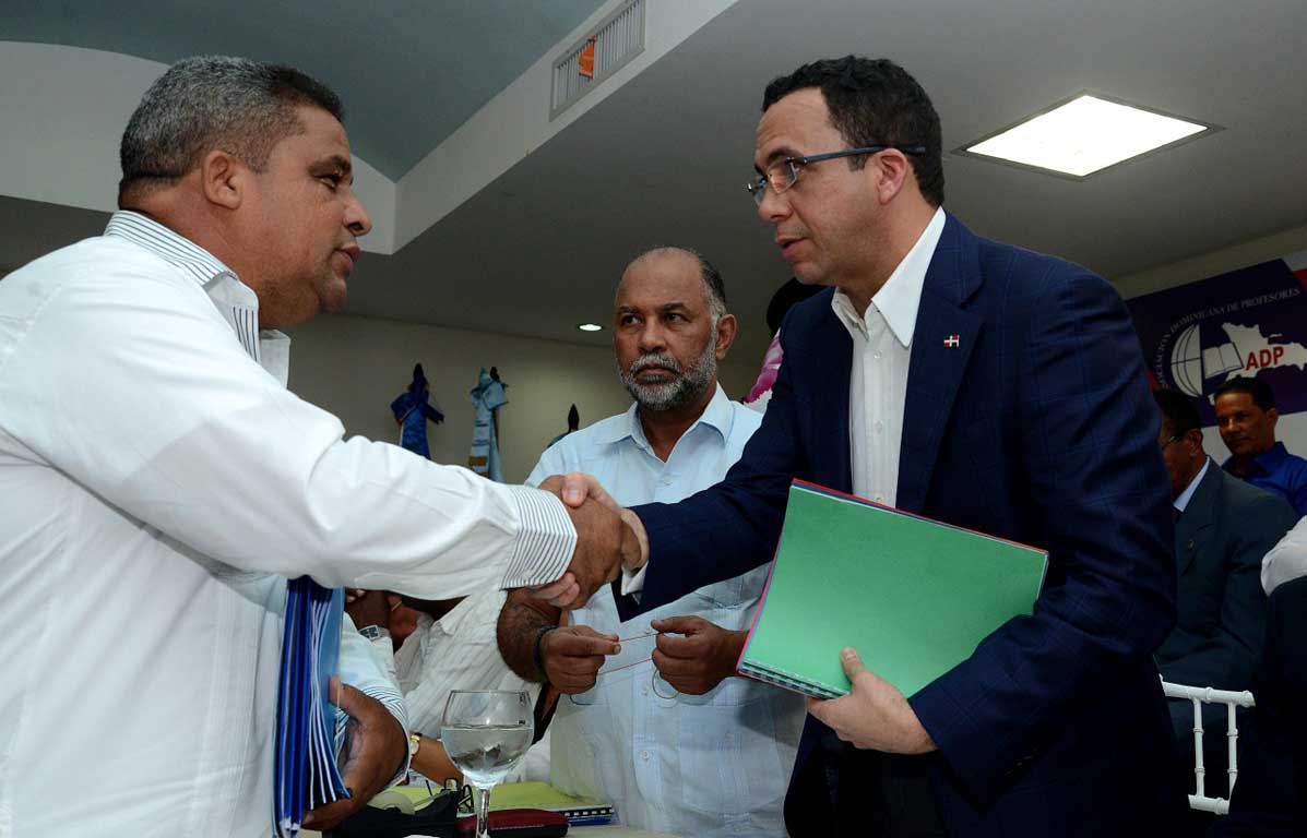  imagen 
Navarro afirma que los diagnósticos presentados por la ADP y por la Sociedad Civil servirán para la nueva estratégia institucional del Minerd 