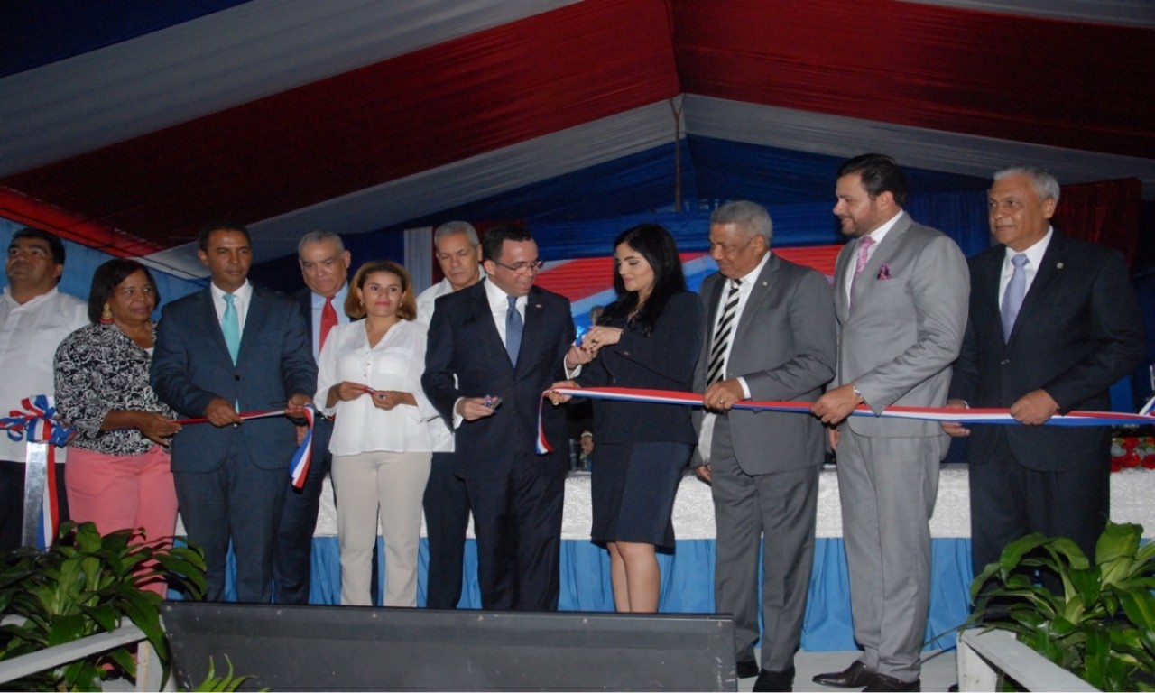  imagen Ministro de Educaci&oacute;n Andr&eacute;s Navarro realiza corte de cinta, donde el&nbsp;presidente Danilo Medina hace entrega de tres centros educativos a las provincias Azua, El&iacute;as Pi&ntilde;a e Independencia y una estancia infantil en San Jos&eacute; de Ocoa 