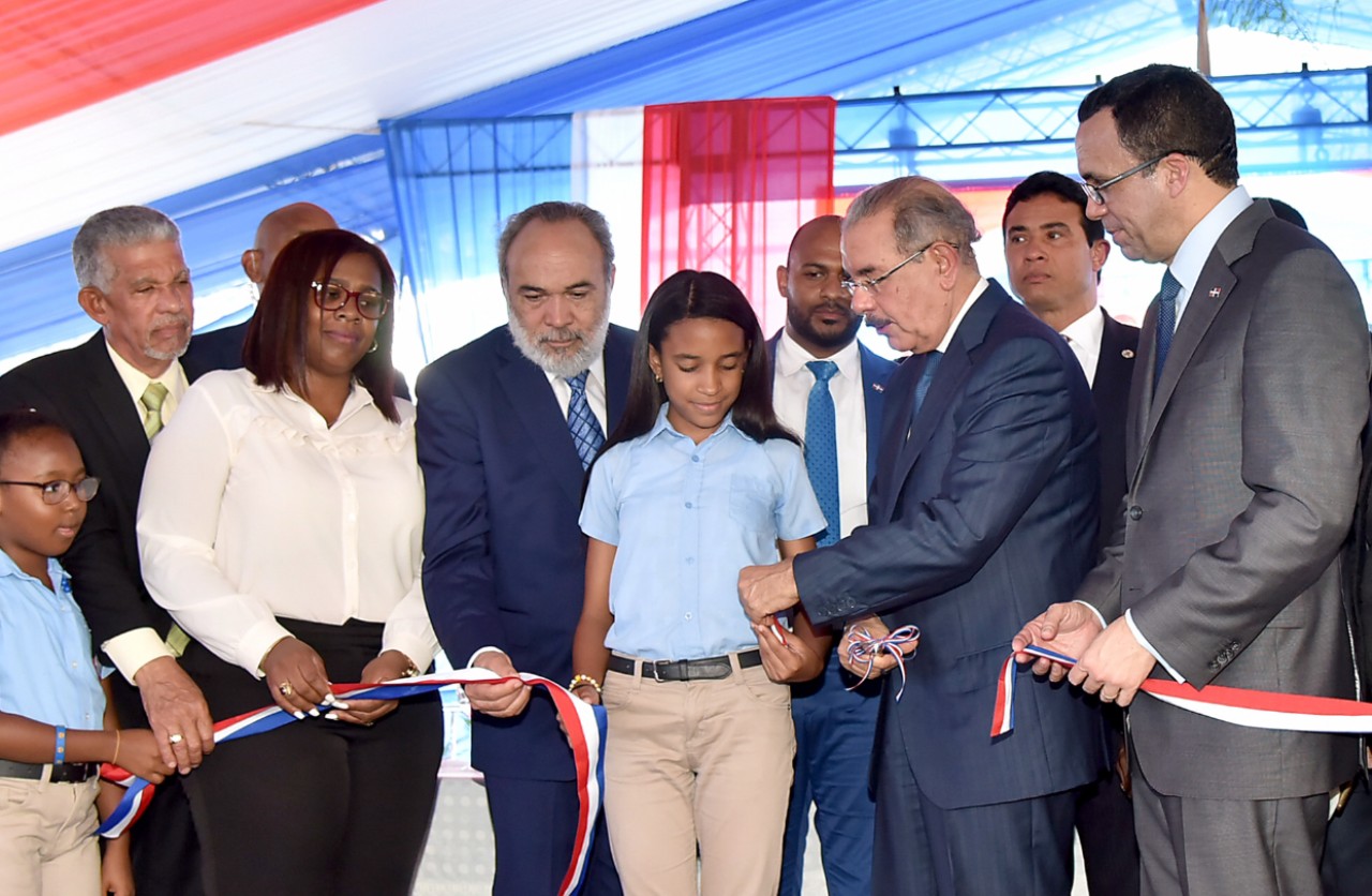  imagen Presidente Medina y Ministro Navarro acto de inauguraci&oacute;n de nuevo Centro Educativo en Villa Mella. 