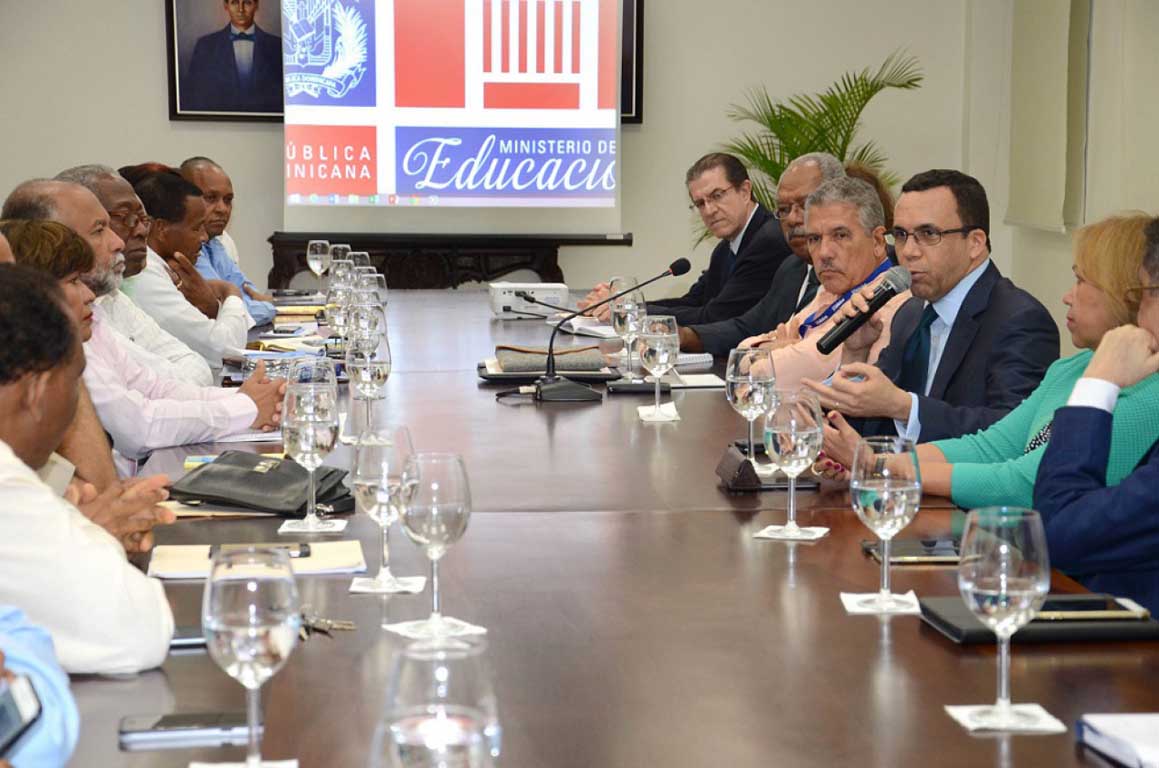  imagen Ministro Andr&eacute;s Navarro durante encuentro con el Comit&eacute; Ejecutivo de la Asociaci&oacute;n Dominicana de Profesores (ADP).&nbsp; 
