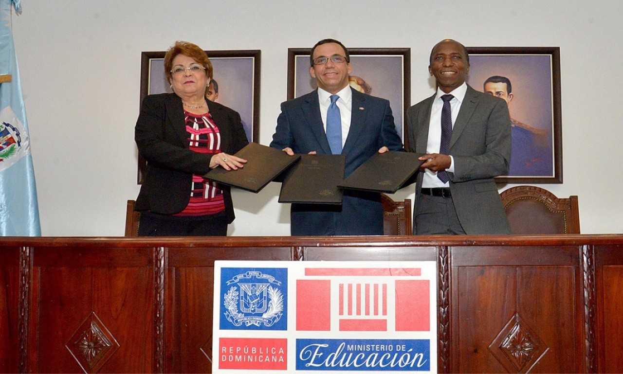  imagen Ministro de Educaci&oacute;n Andr&eacute;s Navarro junto a la ministra de Educaci&oacute;n Superior, Ciencia y Tecnolog&iacute;a (MESCYT)&nbsp;y el Director del Instituto Nacional de Formaci&oacute;n y Capacitaci&oacute;n del Magisterio (INAFOCAM) 