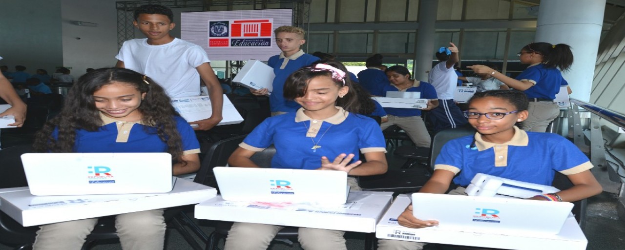  imagen Estudiantes con equipos entregados 