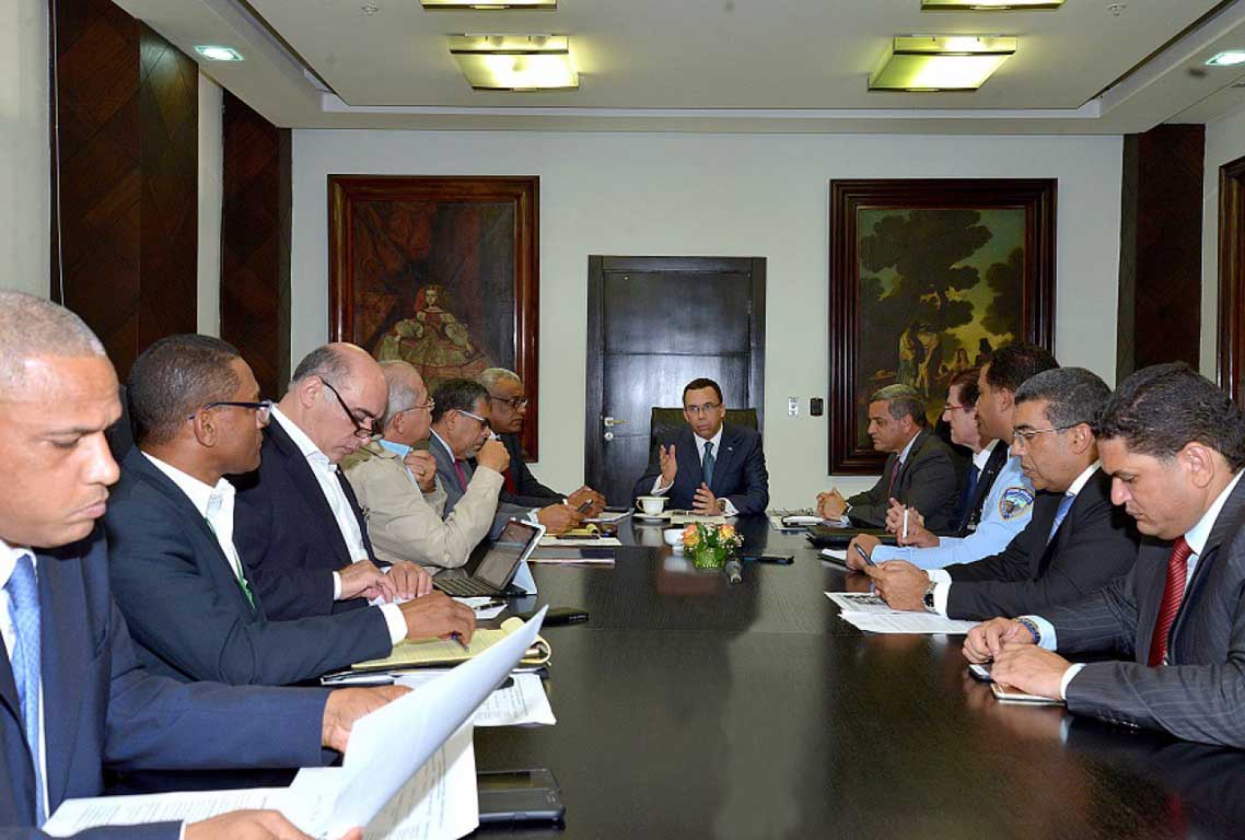  imagen Ministro Andr&eacute;s Navarro durante reuni&oacute;n, le acompa&ntilde;an representantes del &aacute;rea administrativa. 