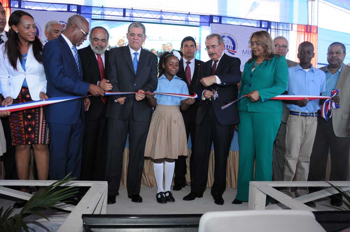  imagen Presidente Danilo Medina entrega escuela de 26 aulas en el barrio Las Filipinas, de San Pedro de Macorís 